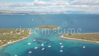 舒适的地中海岛屿的空中景色。 蓝色泻湖，海岛天堂.. 克罗地亚亚得里亚海
